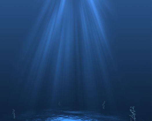 Lichtstrahlen unter Wasseroberfläche